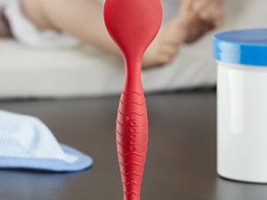 Snappi Baby Ergo Brush Diaper Cream Applicator for a Baby Bum | Medical-Grade Silicone Diaper Rash Cream Bottom Brush Keeps Hands/Fingernails Clean (Cardinal Red)